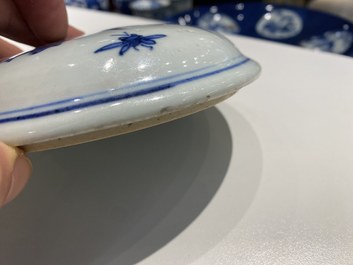 Un vase couvert en porcelaine de Chine en bleu et blanc, &eacute;poque Transition